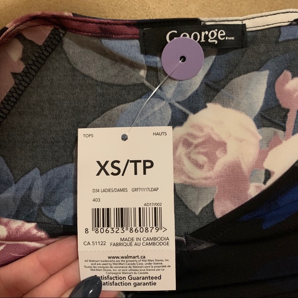 Flowered black blouse with slitted arms - Picture 4 of 4